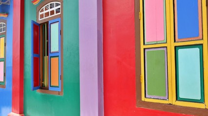Obraz premium Colorful House in little India with Skyscraper in the back, Singapore