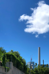 Obraz premium 青空と煙突