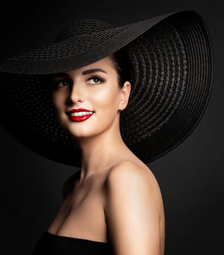 Woman Beauty in Wide Broad Brim Hat, Smiling Beautiful Fashion Model in Black