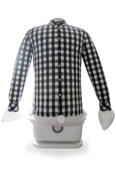 Moderne Bügelmaschine zum Bügeln von Hemden vor weißen Hintergrund