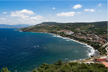 Fototapeta premium Una rilassante vacanza nel mare della Sardegna, panoramica dall'alto di una scogliera