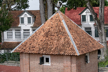 Fototapeta na wymiar Tuiles du toit d'un bastion de fort Zeelandia à Paramaribo capitale du Suriname