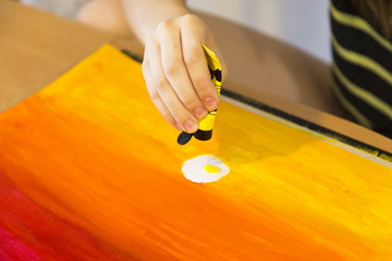 Farbe auf ein papier mit einer hand verteilen und malen