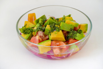 Bowl de vidrio con ensalada de verduras frescas