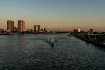 Naklejka premium People back home as sunset