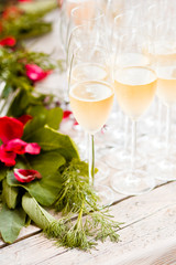 festliches Sektglas mit Blumendeko 