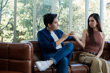 A man is making reconciliation to his girlfriend