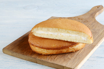 vanilla sponge cake with cream filling