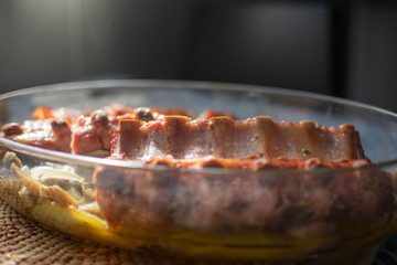 Plato de costillas al horno con patatas 
