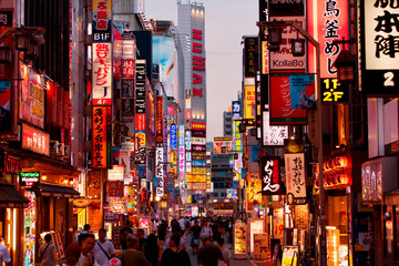 Tokyo centrum bij nacht billboards