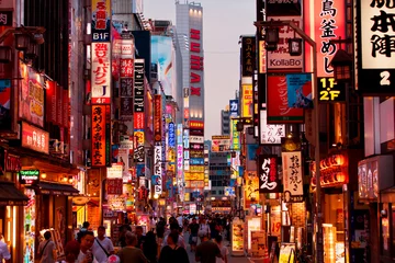 Selbstklebende Fototapete Tokio Tokyo Innenstadt bei Nacht Werbetafeln