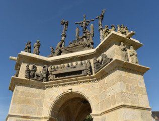 Enclos paroissial de Pleyben dans le Finistère en Bretagne son église, sa porte triomphale et son ossuaire