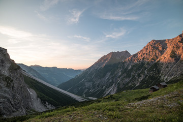 Sonnenuntergang in den Bergen