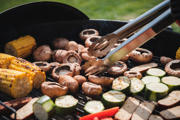 Champignons und Gemüse am Grill