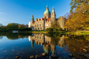 Fototapeta na wymiar The city hall of Hanover with autum colours