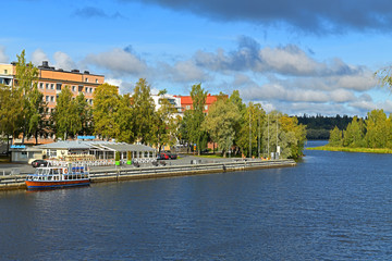 Naklejka premium Harbor on shore of picturesque lake Vanajavesi in Hameenlinna, Suomi. Autumn landscape