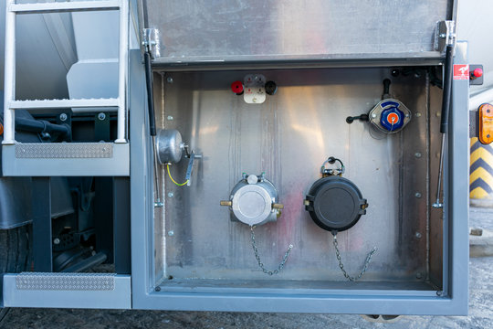 Nozzle for loading and unloading a tank truck of dangerous goods with a single compartment, connection for overfill probe and grounding.