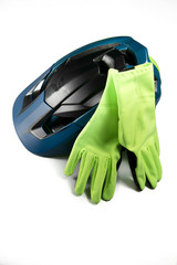 Casco y guantes fluorescentes de ciclismo preparados para su venta.