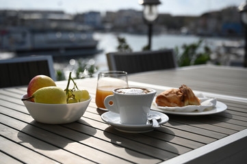 colazione su di un tavolino in una terrazza con vista mare