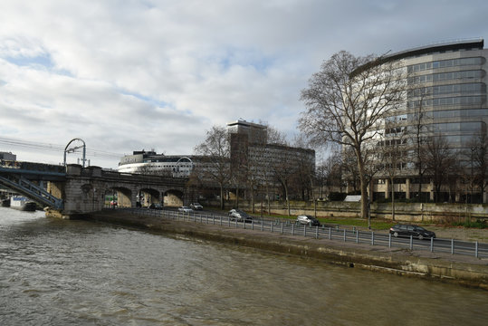 Paris, France : le pont Rouelle enjambe la Seine pr&egrave;s de la maison de la Radio.