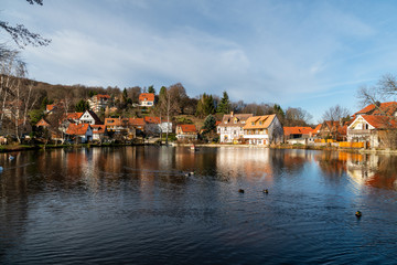 Fototapeta na wymiar Ferienhäuser direkt am See