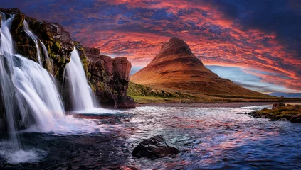 Papier Peint photo autocollant Kirkjufell Incroyable paysage naturel de l& 39 Islande. Fantastique coucher de soleil pittoresque sur Majestic Kirkjufell (montagne de l& 39 église) et cascades. Montagne Kirkjufell, Islande. Lieux de voyage célèbres. Image créative.