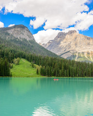 Obraz premium Majestic mountain lake in Canada.