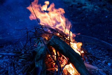 Lodernde Flammen eines romantischen Lagerfeuers beim Camping erhöhen Brandgefahr und Gefahr von...