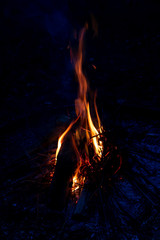 Lodernde Flammen eines romantischen Lagerfeuers beim Camping erhöhen Brandgefahr und Gefahr von...
