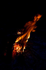 Lodernde Flammen eines romantischen Lagerfeuers beim Camping erhöhen Brandgefahr und Gefahr von...