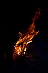 Lodernde Flammen eines romantischen Lagerfeuers beim Camping erhöhen Brandgefahr und Gefahr von...