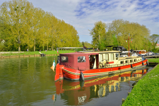 P&eacute;niche rouge sur le Loing &agrave; Moret-Loing-et-Orvanne (77250), d&eacute;partement de Seine-et-Marne en r&eacute;gion &Icirc;le-de-France, France