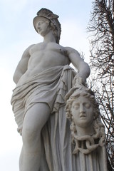 Statua in marmo nel parco in inverno
