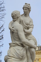 Fototapeta na wymiar Statua in marmo nel parco in inverno