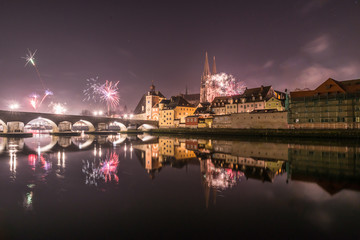 Silvester Feuerwerk in Regensburg mit Blick auf den Dom und die steinerne Brücke, Silvester...
