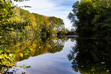 Paysage au bord de l'eau en automne en Moselle