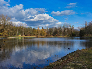 Fototapeta na wymiar Jezioro w parku miejskim