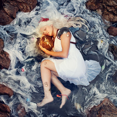 Última nereida en mar de plásticos con boya de vida © Ruth Carrillo