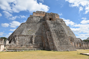 Fototapeta na wymiar Grande pyramide maya à Uxmal, Mexique