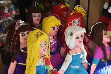 Poupées en papier crépon au Mexique