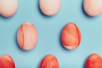 Obraz premium Pattern of red eggs on a blue background. Geometric Easter Concept