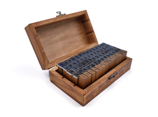 Caja de madera con letras y números de imprenta