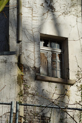 Fototapeta na wymiar Fenster eines Abrisshauses