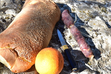 Obraz premium Pane saleme ed arancia, tipico cibo del contadino siciliano