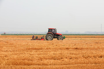 Obraz premium Tractors grow corn in no-tillage operations, Luannan County, Hebei Province, China