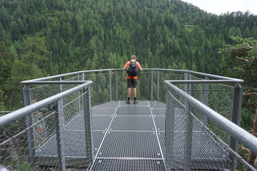 Junge vor Brüstung auf Brücke