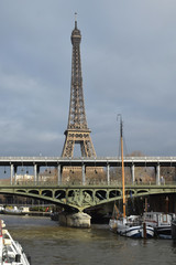 Obraz premium Paris, France : le pont de Bir-Hakeim enjambe la Seine devant la tour Eiffel.