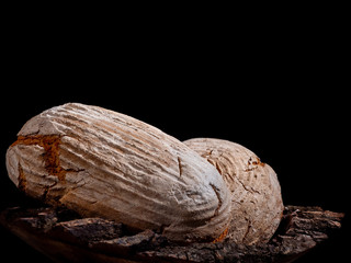 Rustikales Brot in Holzschale