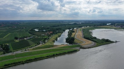 le fleuve Elbe en direction de Hambourg