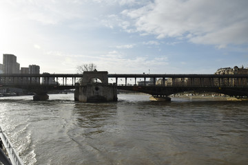 Paris, France : le pont de Bir-Hakeim sur la Seine.